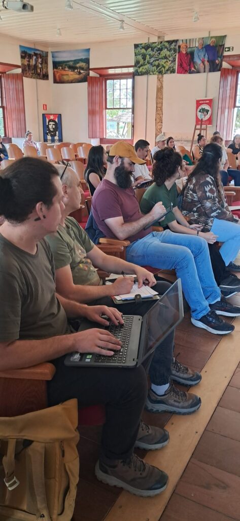 Registros da oficina do PDA do Contestado com o Plantear e a comunidade discutindo pontos chave do planejamento